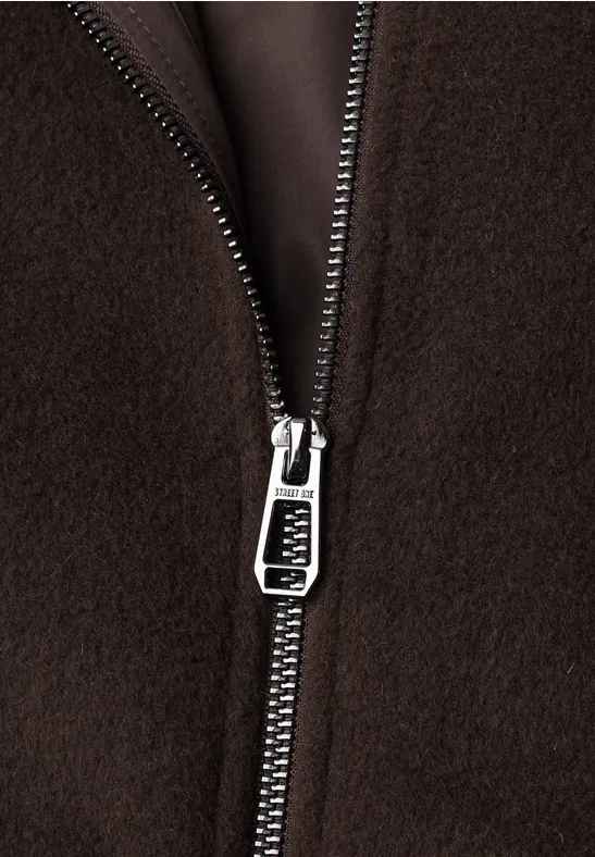 Nahaufnahme eines silbernen Reißverschlusses auf braunem Fleece-Material