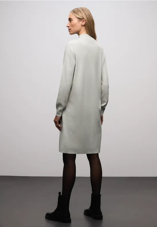 Dzianinowa sukienka z golfem pelican grey mel.