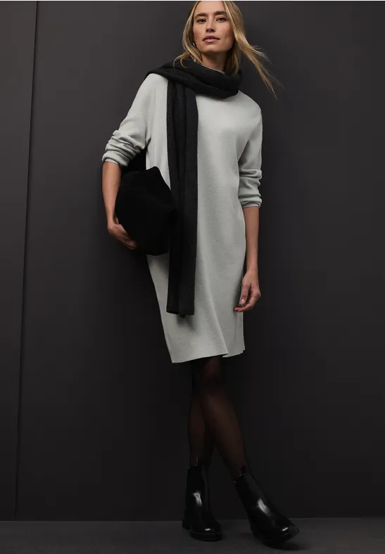 Dzianinowa sukienka z golfem pelican grey mel.