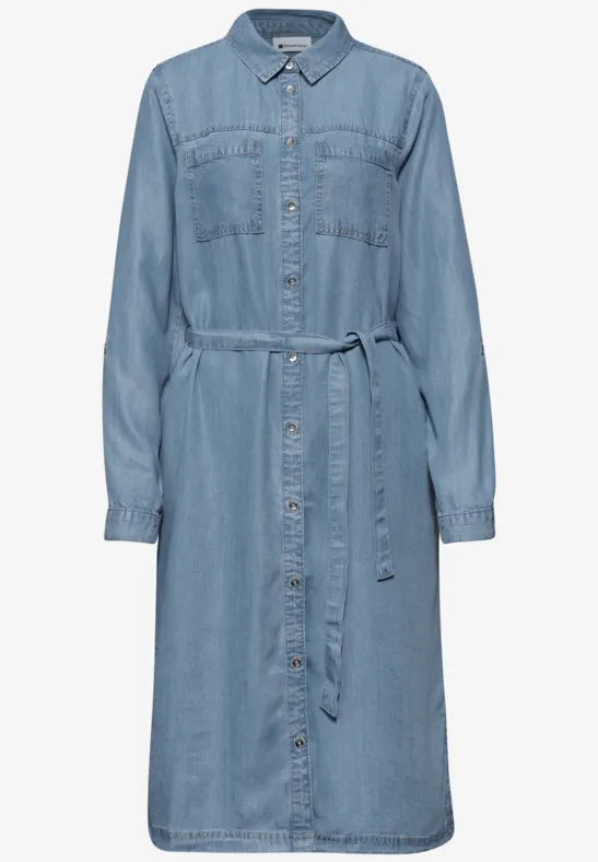 Hellblaues Jeans-Hemdblusenkleid mit Knopfleiste, Taillengürtel und Brusttaschen, midi.