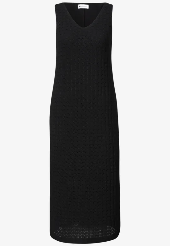 Ärmelloses, midilanges schwarzes Strickkleid mit V-Ausschnitt und feinem Lochmuster.