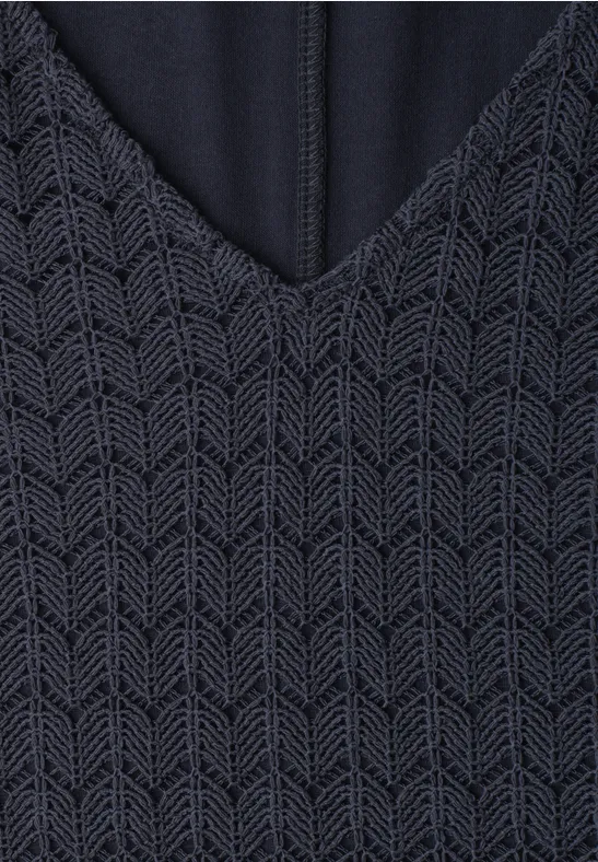 Dunkelblauer Pullover mit V-Ausschnitt und Fischgrätenstrickmuster.