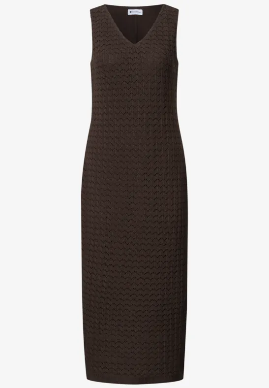 Ärmelloses, knielanges, braunes Strickkleid mit V-Ausschnitt und dezentem Muster.
