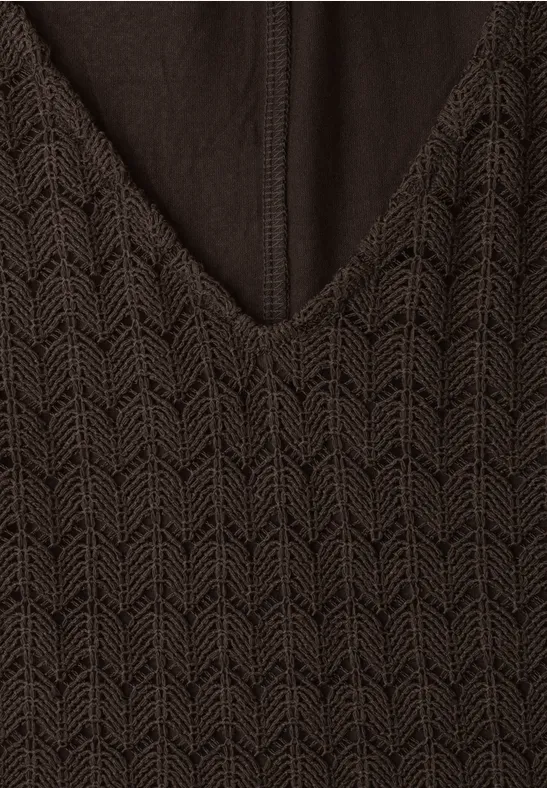 Brauner Strickstoff mit V-Ausschnitt und Zopfstrick-Muster