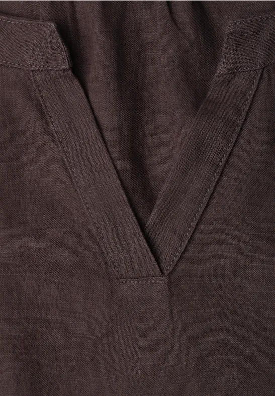 Braunes Kleidungsstück mit V-förmigem Ausschnitt und deutlicher Naht