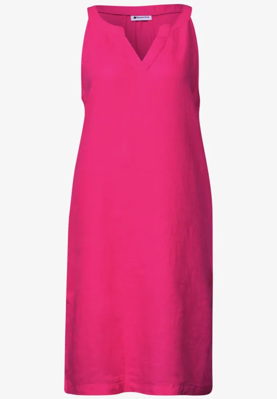 Ein ärmelloses, knielanges, pinkfarbenes Leinenkleid mit V-Ausschnitt.