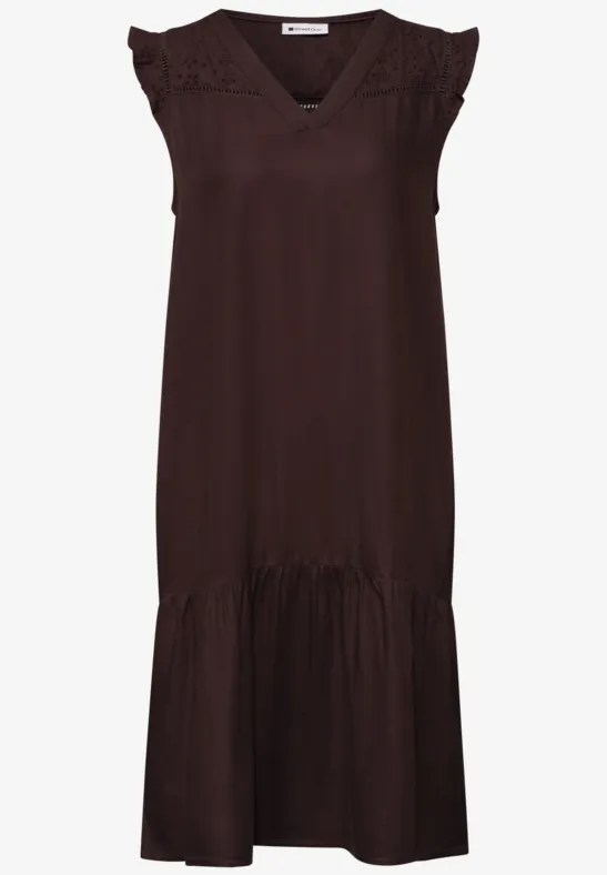 Robe midi sans manches brun foncé avec col en V, bas volanté et détails en dentelle sur les épaules.