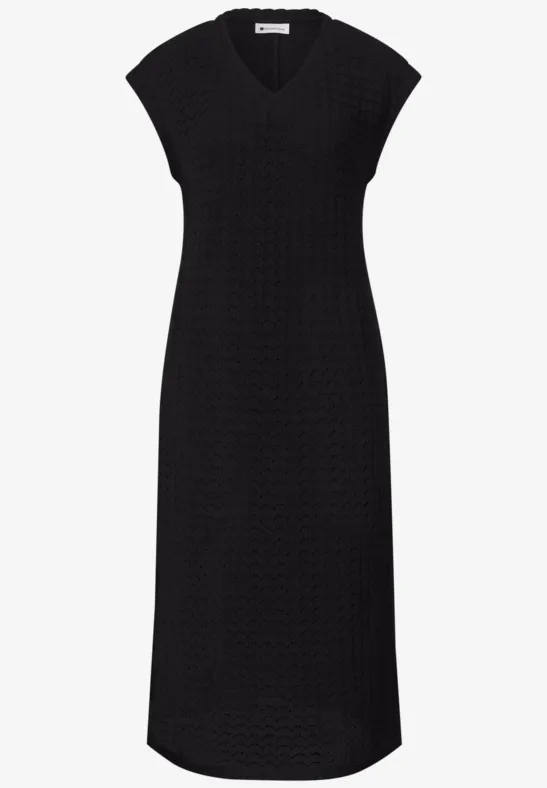 Schwarzes Midikleid aus Strick mit V-Ausschnitt, kurzen Ärmeln, Texturmuster und seitlichen Schlitzen.