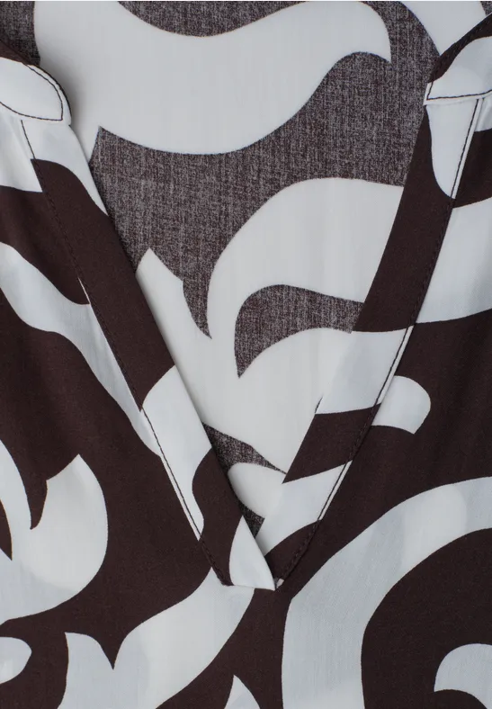 Close-up eines Kleidungsstücks mit abstraktem schwarz-weiß Muster