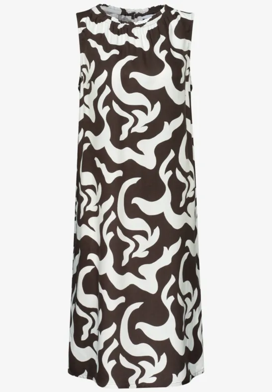Mouwloze midi-jurk met een zwart-wit abstract swirl-patroon.