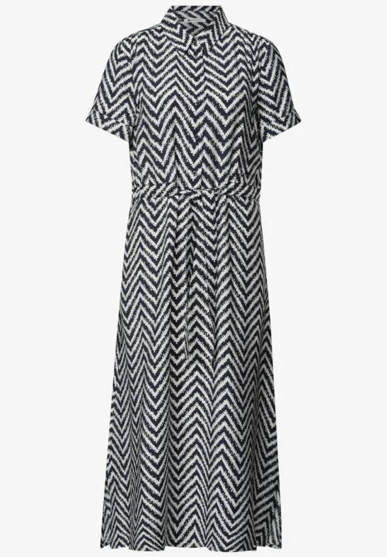 Schwarz-weißes Midikleid mit Zickzackmuster, Hemdkragen, Knopfleiste und Taillengürtel.