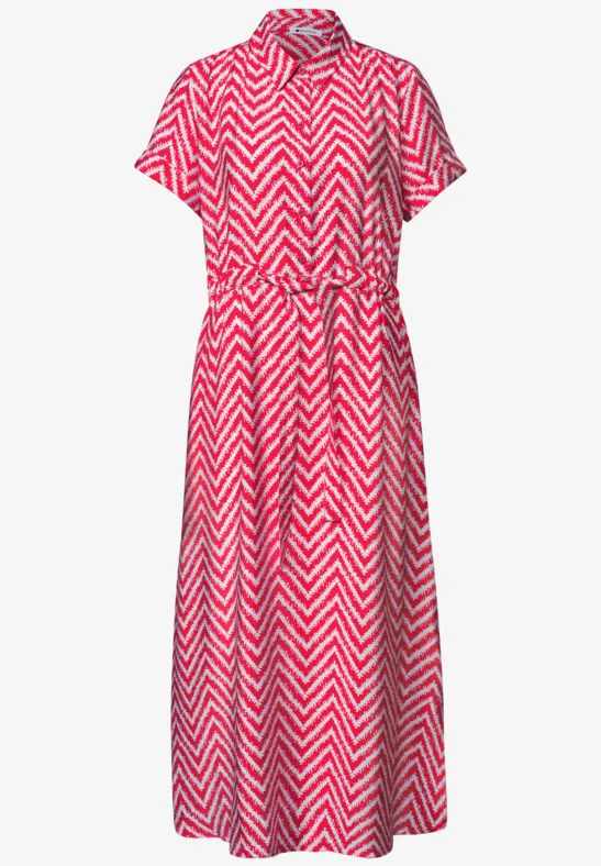 Rotes Midikleid mit weißem Zickzackmuster, kurzen Ärmeln und Taillengürtel.