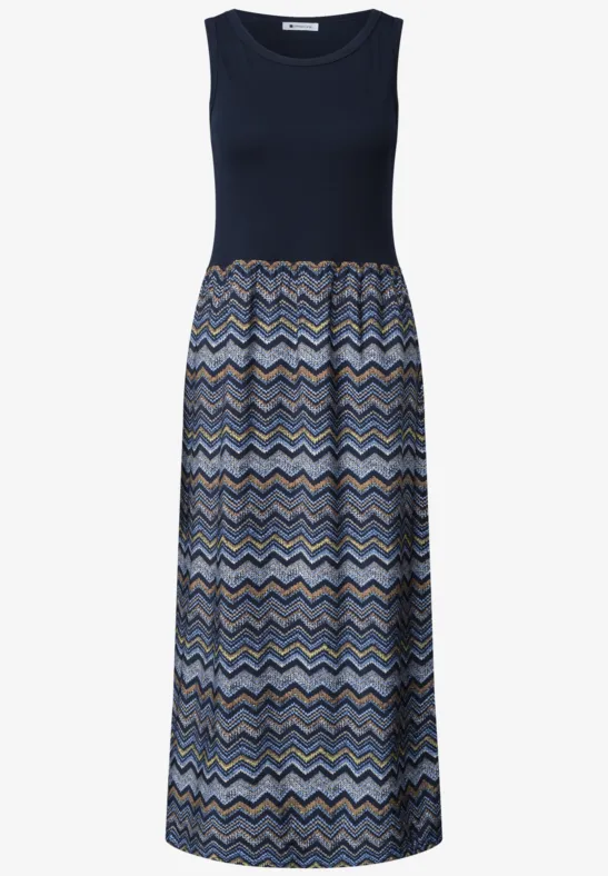 Ärmelloses Maxikleid mit dunkelblauem Oberteil und gemustertem Rock in Zickzack-Design.