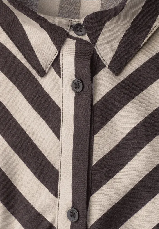 Nahe Ansicht einer schwarz-weiß gestreiften Bluse mit Knopfleiste und Kragen.