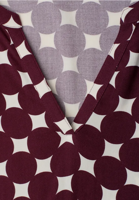 V-Ausschnitt-Oberteil mit bordeauxrotem Stoff und weißem Kreismuster