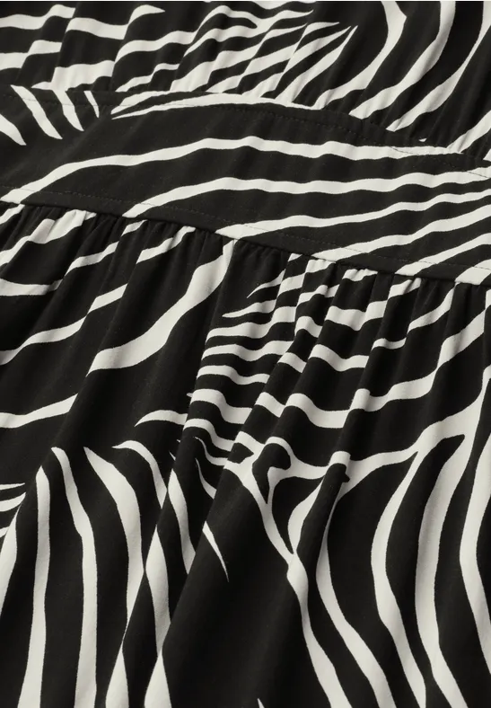 Tissu noir et blanc à motif zébré irrégulier.