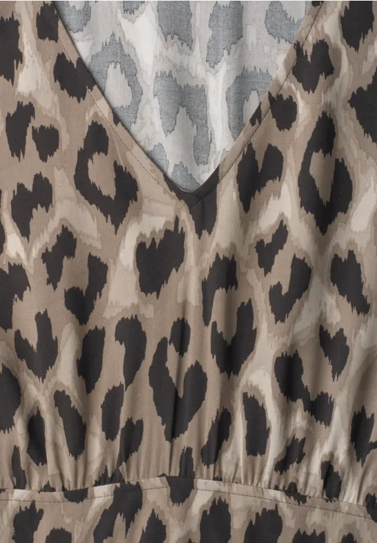Nahaufnahme eines Oberteils mit braun-beige-schwarzem Leopardenmuster und V-Ausschnitt.