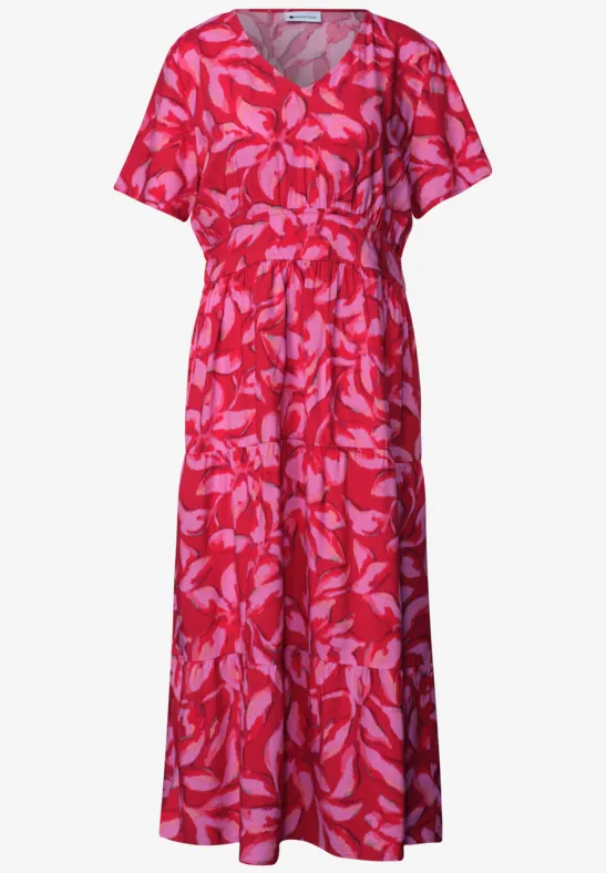 Robe midi rouge à motif de feuilles, col V, manches courtes et taille marquée.