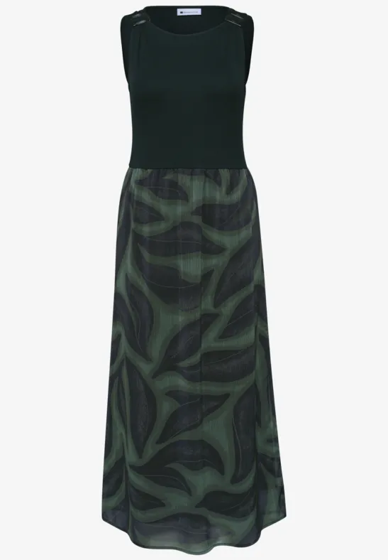 Mouwloze maxi-jurk: zwarte top, groene rok met abstracte bladprint.