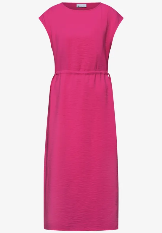 Ein pinkes, knielanges Kleid mit weitem Rundhalsausschnitt und tailliertem Schnitt.