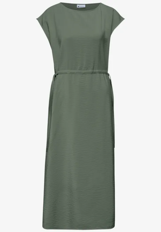 Ärmelloses, tailliertes Maxikleid in Olivgrün mit Boot-Ausschnitt und feinem Taillengürtel.