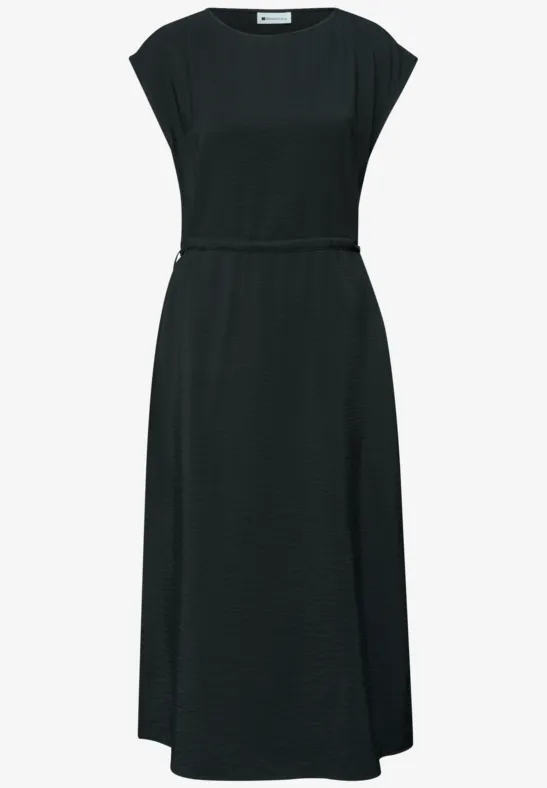 Schlichtes schwarzes Midikleid mit überschnittenen Schultern, rundem Ausschnitt, Taillengürtel und lockerem Rock.