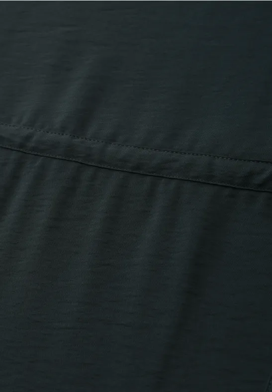 Nahansicht eines dunklen Kleidungsstücks mit horizontaler Naht