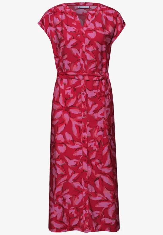 Rode midi-jurk met roze bladprint, korte mouwen en tailleriem.