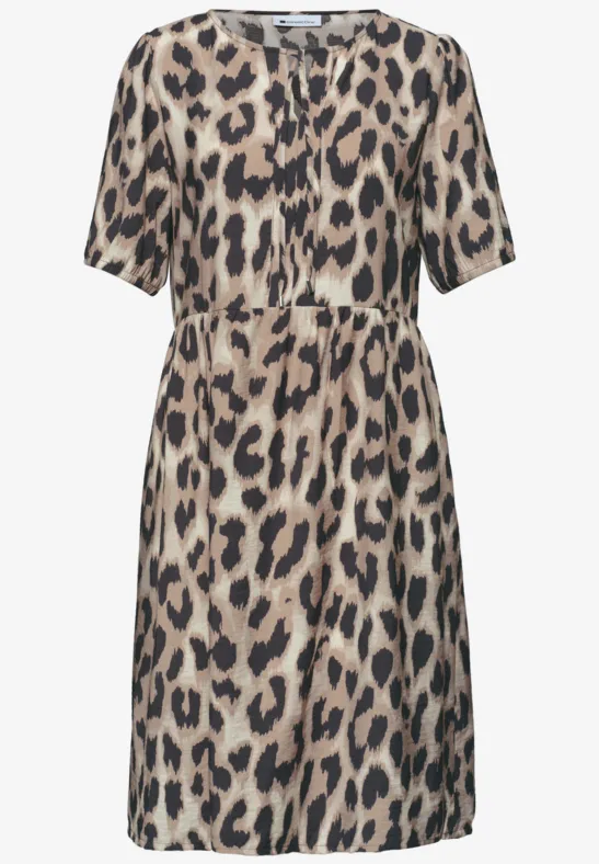 Knielanges Kleid mit Kurzärmeln, Taillengürtel und auffälligem Leopardenmuster.