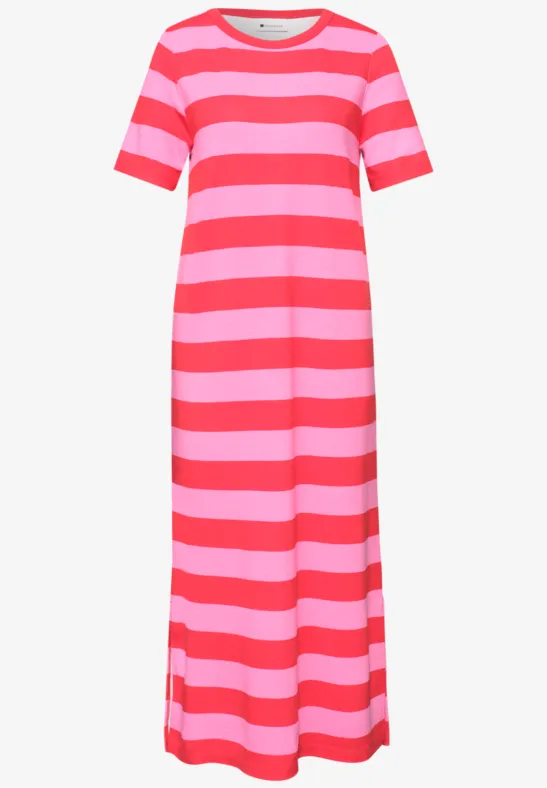 Lange T-shirtjurk met roze en rode horizontale strepen en korte mouwen.