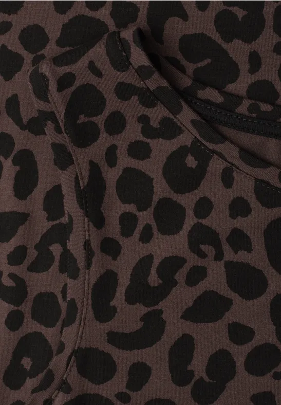 Nahaufnahme brauner Stoff mit schwarzem Leopardenmuster.