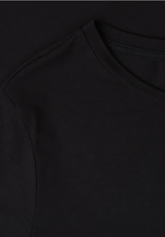 Close-up van twee zwarte T-shirts van hals- en schoudergebied