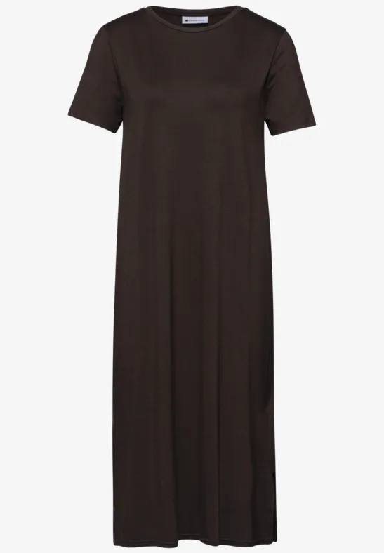 Ein schlichtes, dunkelbraunes T-Shirt-Kleid mit kurzen Ärmeln und lockerem Schnitt bis zum Knöchel.