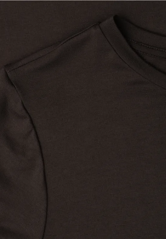 Nahaufnahme eines dunkelbraunen T-Shirts, das Ausschnitt, Ärmelansatz und Nahtstruktur zeigt.