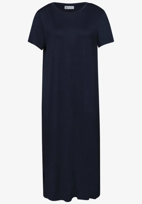 Ein schlichtes, dunkelblaues, kurzärmeliges Maxi-T-Shirt-Kleid aus fließendem Stoff.