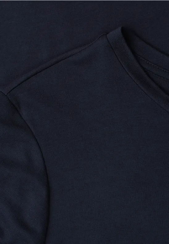 Dunkelblaues T-Shirt mit Rundhalsausschnitt und dezenter Brusttasche.