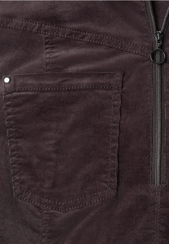 Nahaufnahme einer dunkelbraunen Cordjacke mit aufgesetzter Tasche und Reißverschluss