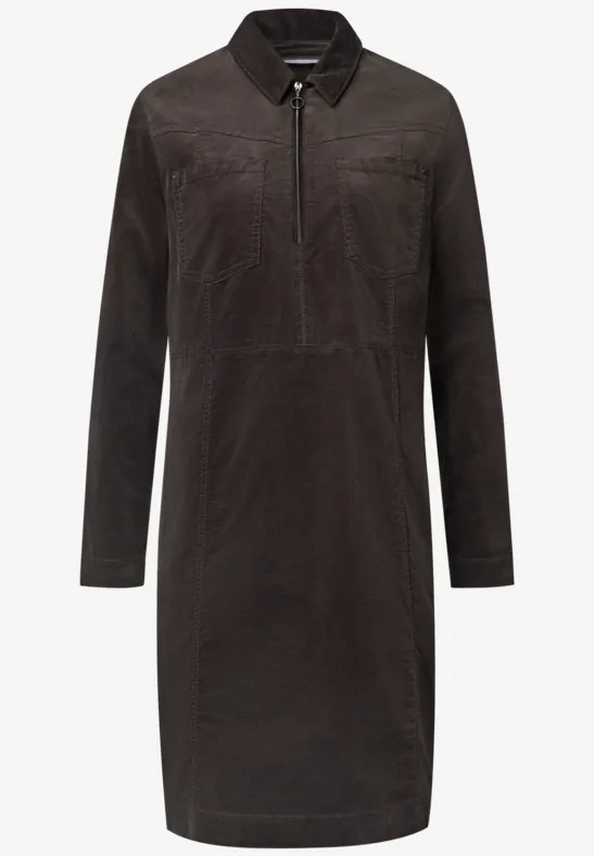 Dunkelbraunes Cordkleid mit langen Ärmeln, halbem Reißverschluss und Brusttaschen.