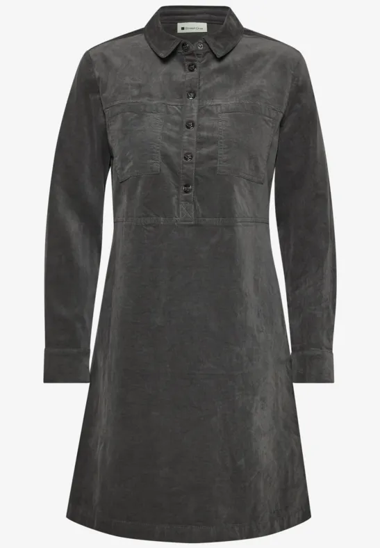 Dunkelgraues Cordkleid mit Hemdkragen, Knopfleiste und langen Ärmeln, leicht ausgestellt.