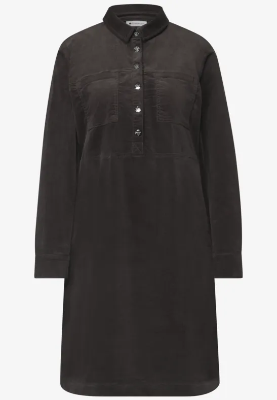 Schwarzes Cordkleid im Hemdstyle mit Kragen, halber Knopfleiste, Brusttaschen und langen Ärmeln.