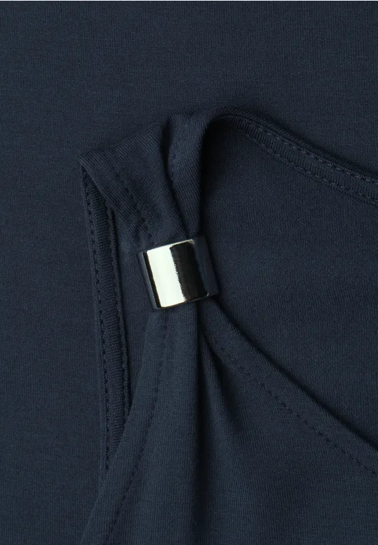 Gedeelte van een marineblauw topje met verstelbaar bandje en zilverkleurig metalen detail