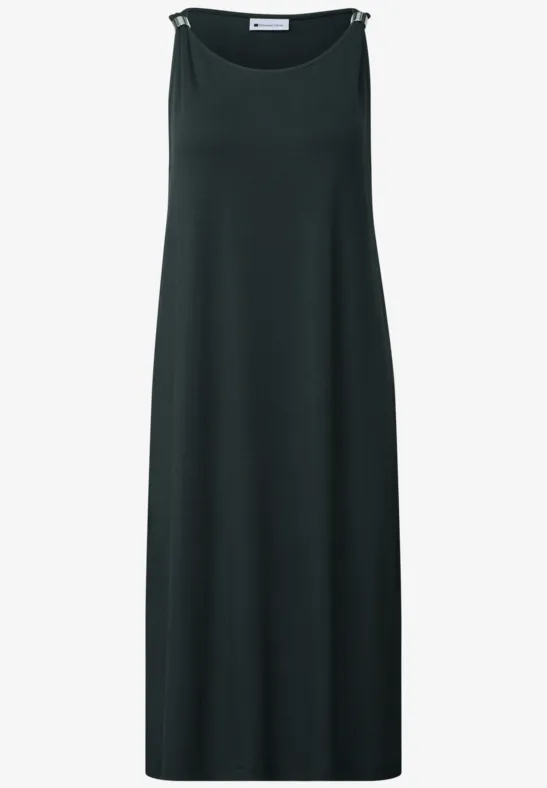 Robe longue sans manches de couleur sombre, coupe droite et épurée, style minimaliste.