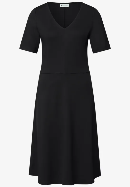 Schwarzes V-Ausschnitt-Kleid mit halblangen Ärmeln und ausgestelltem Rock.