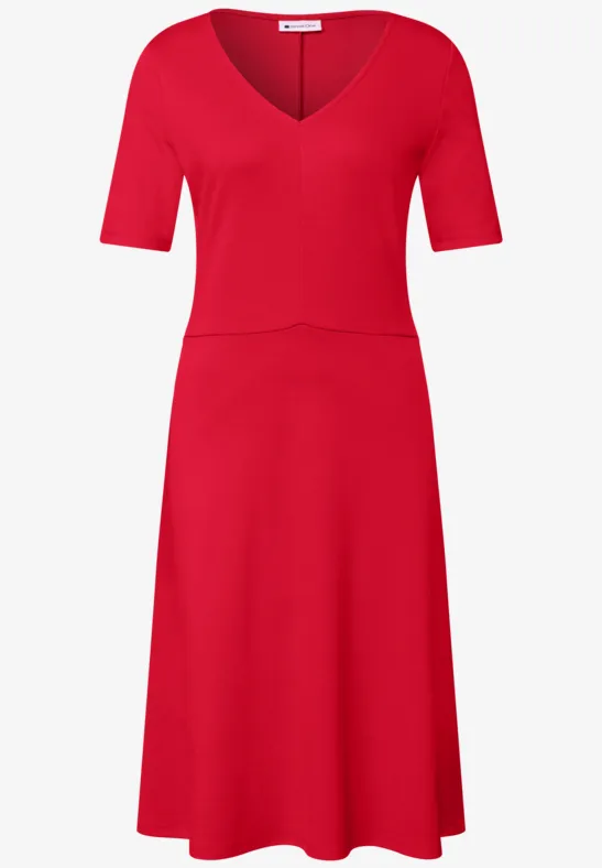 Rotes knielanges Kleid mit V-Ausschnitt und halblangen Ärmeln.