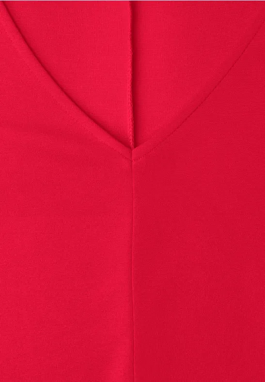 Nahaufnahme eines roten V-Ausschnitt-Shirts