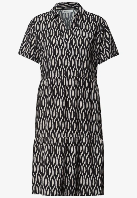 Schwarz-weiß gemustertes Hemd-Kleid mit Kragen, kurzen Ärmeln und stufigem Rockansatz.