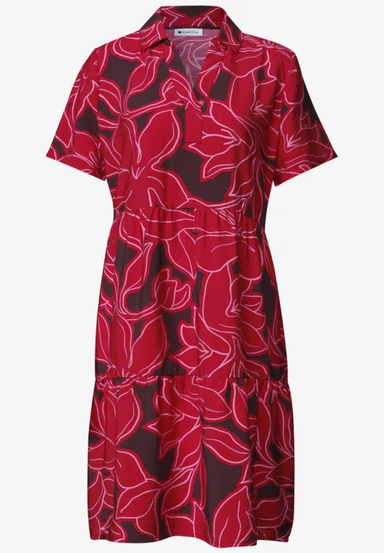 Robe rouge à manches courtes, coupe décontractée, motif feuilles noires contrastantes.