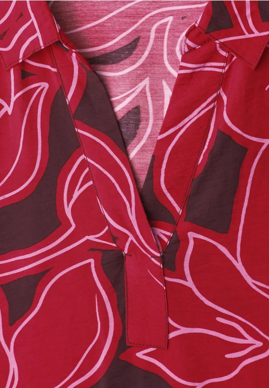 Chemise rouge à manches courtes ornée de motifs floraux roses