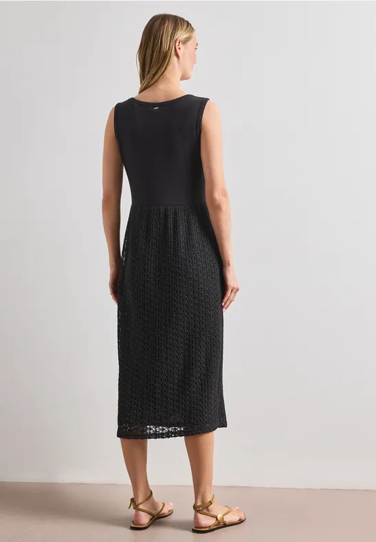 Schwarzes, ärmelloses Midikleid mit strukturierter Optik, tailliert und elegant.