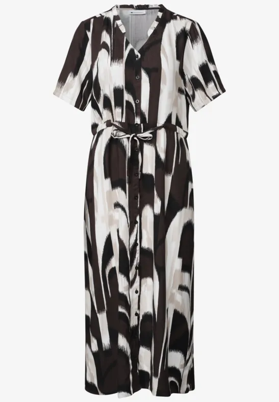 Zwart-witte midijurk met abstract patroon, korte mouwen en tailleceintuur.